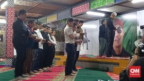 Ganjar-Mahfud Salat Magrib Berjamaah Sebelum ke KPU Ambil Nomor Urut