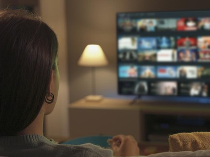 5 Alasan Psikologis Orang Dewasa Masih Suka Menonton Film Kartun