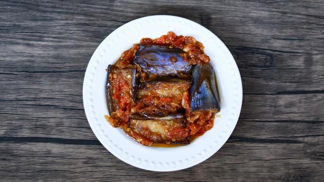 Terong adalah salah satu jenis sayuran yang bisa diolah jadi berbagai jenis masakan, termasuk terong balado. Simak resep terong balado berikut ini.