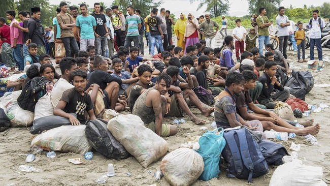 Gelombang ratusan imigran Rohingya yang menggunakan kapal terus menerus mendarat di sejumlah kawasan pesisir Aceh pada  pekan lalu.