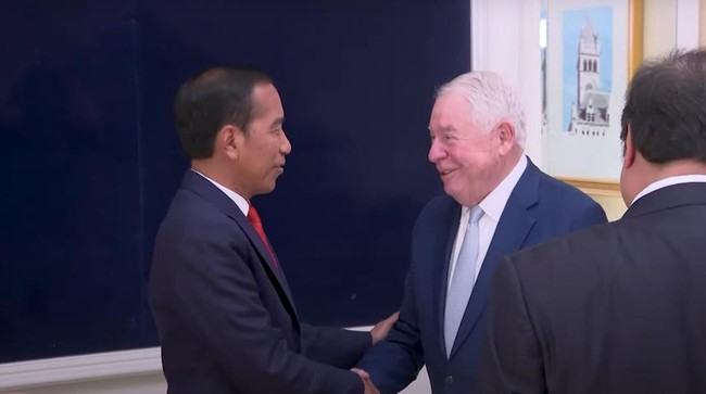 Jokowi bertemu CEO Freeport McMoran Inc Richard Adkerson membahas perpanjangan izin tambang hingga smelter Gresik.