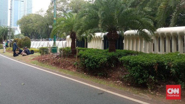 Jalan Imam Bonjol, Jakarta Pusat yang terletak persisi di depan gedung Komisi Pemilihan Umum (KPU) ditutup dalam rangka pengundian nomor urut capres-cawapres.