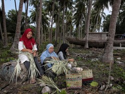 Kerajinan Daun Lontar Jaga Budaya-Berdayakan Ibu-ibu Desa Tritiro Sulsel