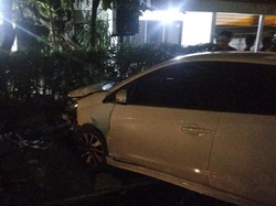 Honda Brio Tabrak PJU Jalan Diponegoro Surabaya Diduga gegara Sopir Mabuk