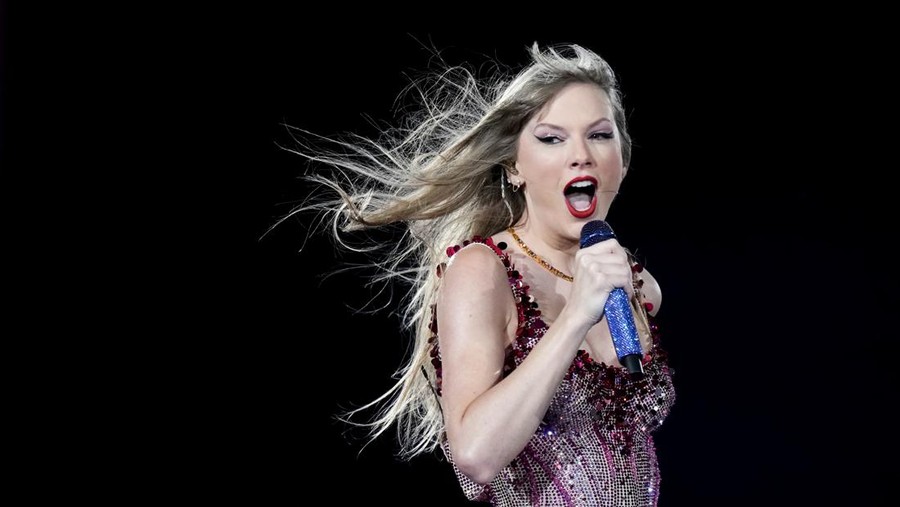 Konser Taylor Swift di Argentina Taylor Swift performs at the Monumental stadium during her Eras Tour concert in Buenos Aires, Argentina, Thursday, Nov. 9, 2023. (AP Photo/Natacha Pisarenko)