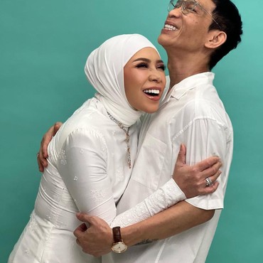 Diterpa Isu Selingkuh, 7 Potret Mesra Melly Goeslaw Bareng Anto Hoed Disorot