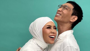img-title Diterpa Isu Selingkuh, 7 Potret Mesra Melly Goeslaw Bareng Anto Hoed Disorot