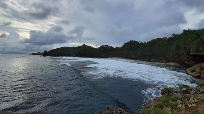 Pantai Midodaren merupakan objek wisata yang berada di Tulungagung, Jawa Timur. Berikut ini lokasi, tiket masuk, dan daya tariknya.