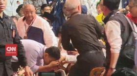 VIDEO: Kala Gibran dan Kaesang Cium Tangan Megawati di KPU