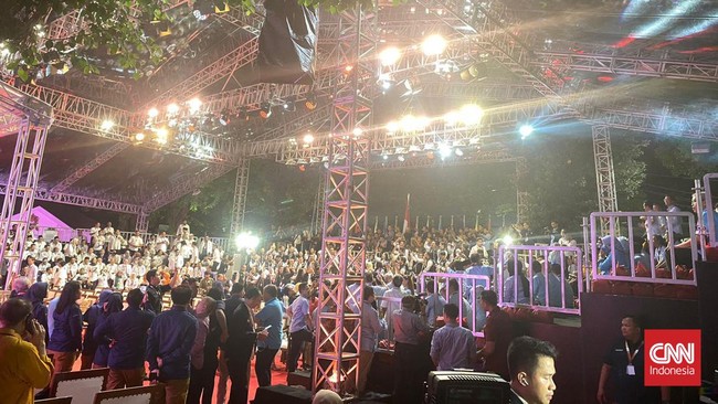 Hujan deras mengguyur Kantor KPU RI jelang prosesi penetapan nomor urut capres-cawapres melalui mekanisme pengundian pada Selasa, (14/11) malam.