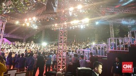 Riuh Rendah Pendukung 3 Capres-Cawapres Saling Balas Yel-yel di KPU
