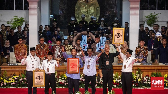 Survei ICRC menyatakan elektabilitas Prabowo-Gibran di posisi puncak dengan 37,3 persen. Sementara itu, Ganjar-Mahfud 33,5 persen.