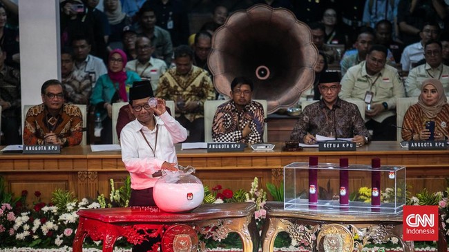 KPU merespons pernyataan Mahfud MD terkait para komisioner yang menggunakan fasilitas tiga mobil dinas hingga sewa jet berlebihan.