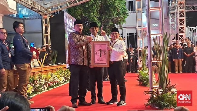 Paslon Anies-Muhaimin (AMIN) mengacungkan satu jari telunjuk saat mendapat nomor urut 1 untuk Pilpres 2024.