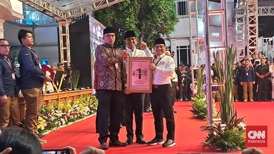 Dapat Nomor 1, Anies-Imin Acungkan Satu Jari Telunjuk di KPU Paslon Anies-Muhaimin (AMIN) mengacungkan satu jari telunjuk saat mendapat nomor urut 1 untuk Pilpres 2024.