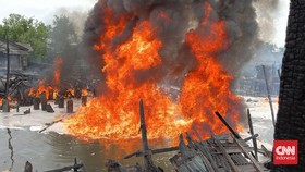 Pipa BBM Terbakar di Medan Akibat Illegal Tapping, 10 Rumah Hangus