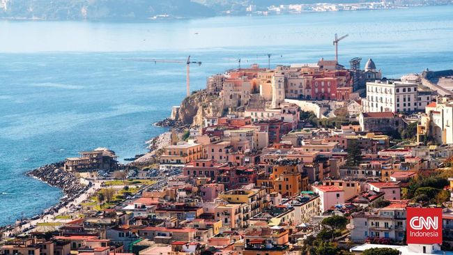 Selama tiga bulan terakhir, Kota Pozzuoli yang indah dan bersejarah di Italia, mengalami 2.500 gempa bumi yang menyebabkan dasar lautnya naik.