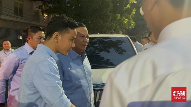 Pasangan calon presiden dan wakil presiden Prabowo Subianto-Gibran Rakabuming Raka berangkat ke Kantor KPU RI naik bus listrik.
