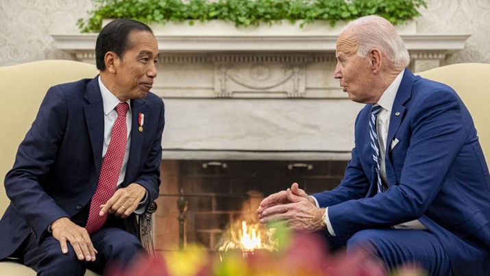 Presiden Joe Biden bertemu dengan Presiden Indonesia Joko Widodo di Ruang Oval Gedung Putih, Senin, 13 November 2023, di Washington. (AP Photo/Andrew Harnik)