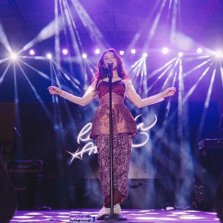 <p>Ya, perempuan berusia 22 tahun ini akan menjadi penyanyi pembuka dalam konser Coldplay bertajuk <em>Music of The Spheres World Tour.</em> Band tersebut akan menyapa para penggemar secara langsung di stadium Gelora Bung Karno pada 15 November 2023 mendatang.(Foto: Instagram @rahmaniaastrini)<br /><br /><br /></p>
