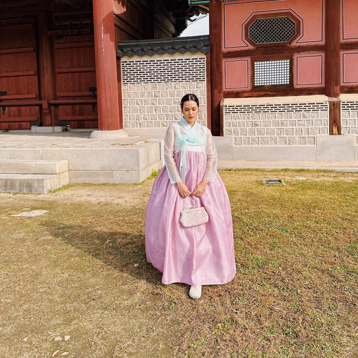 <p>Terbaru ada musisi Raisa, Bunda. Istri Hamish Daud ini juga membagikan potret mengenakan hanbok saat berada di Korea. Cantik, ya? (Foto: Instagram @raisa6690)</p>