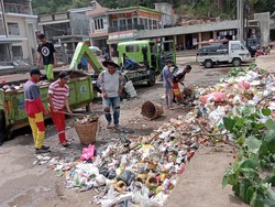 Kebakaran TPA Purbahayu Padam, Sampah di Pangandaran Diangkut Lagi