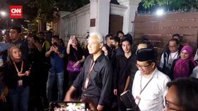 Ganjar-Mahfud Datang ke KPU Pakai Kemeja Hitam dan Putih