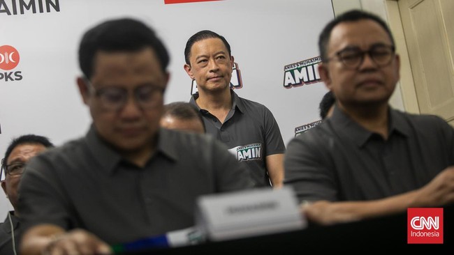 Calon wakil presiden nomor urut 1 Muhaimin Iskandar alias Cak Imin memperkenalkan Co-Captain Timnas AMIN Tom Lembong sebagai rombongan NU.