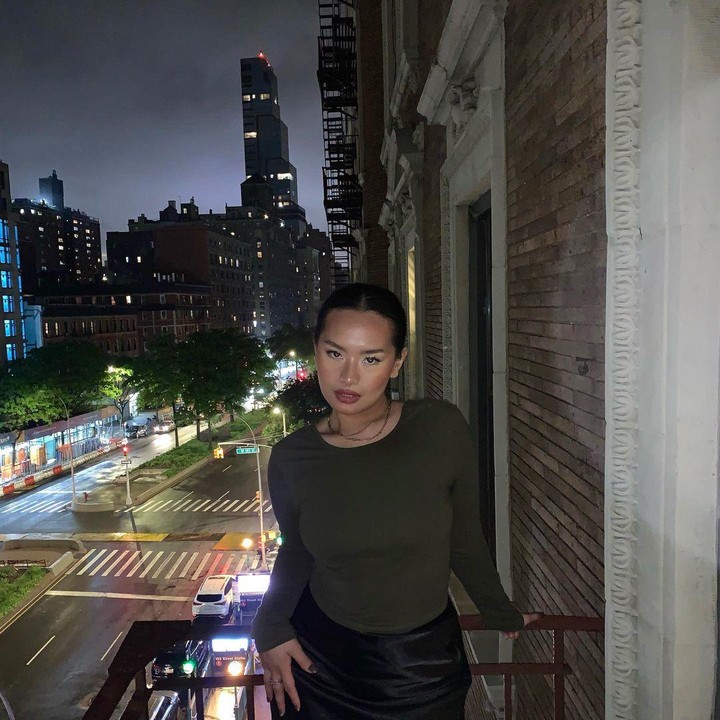 <p>Zahwa kerap membagikan potret kehidupannya di New York. Dalam potret yang dibagikan, perempuan 22 tahun ini selalu tampil modis. (Foto: Instagram @zahwamassaid)<br /><br /><br /></p>