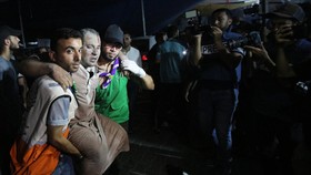 Israel Pakai Buldoser Bikin Hancur Pintu Masuk RS Al Shifa Gaza