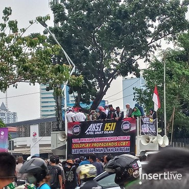 Tak Temukan Bendera Pelangi di Area Konser Coldplay, Pendemo Anti-LGBT Bubar