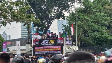 img-title Tak Temukan Bendera Pelangi di Area Konser Coldplay, Pendemo Anti-LGBT Bubar