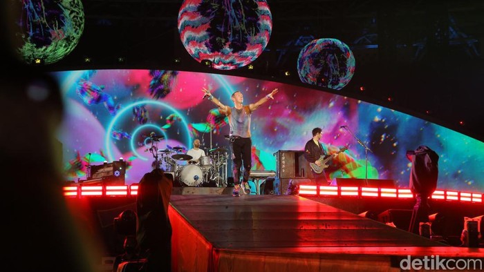Penampilan Coldplay di konser Music of The Spheres yang digelar Rabu (15/11/2023) di Stadion Utama Gelora Bung Karno, Jakarta.