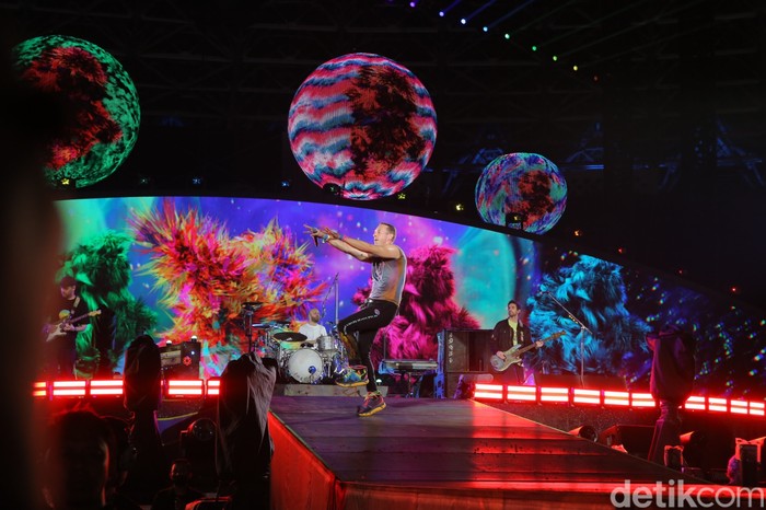 Penampilan Coldplay di konser Music of The Spheres yang digelar Rabu (15/11/2023) di Stadion Utama Gelora Bung Karno, Jakarta.