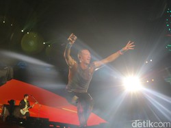 Saat Coldplay Hentikan Konser di Singapura, Minta Penonton Simpan HP