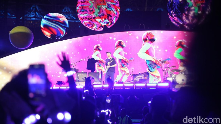 Coldplay Grup musik asal Inggris Coldplay menggelar konser di Stadion Utama Gelora Bung Karno, Senayan, Jakarta, Rabu (15/11/2023).