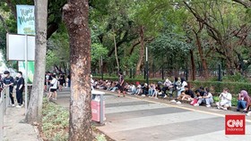 Fan Mulai Padati GBK Meski Ada Demo Tolak Konser Coldplay Jakarta