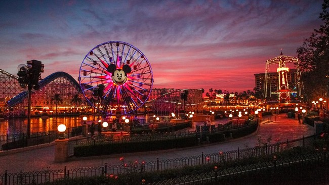 Sebanyak 9.500 karyawan Disneyland mengancam mogok kerja imbas gaji yang rendah.