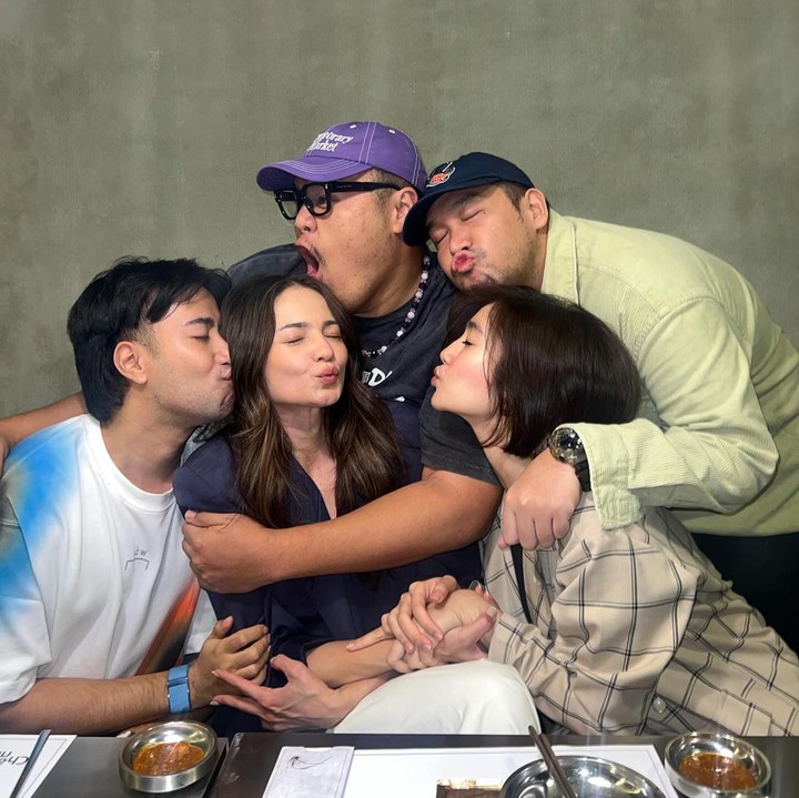 <p>Persahabatan Enzy dengan Vidi hingga Febby Rastanty terlihat manis ya, Bunda. Kita doakan, semoga pertemanan mereka panjang umur, ya. (Foto: Instagram @vidialdiano)</p>