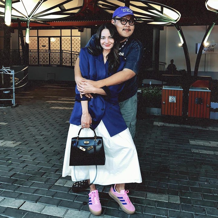 <p>Enzy Storia kembali ke Tanah Air, Bunda. Setelah beberapa waktu tinggal di Amerika bersama sang suami, perempuan berusia 31 tahun ini menginjakkan kaki di Jakarta lagi. (Foto: Instagram @rezachandika)<br /><br /><br /></p>