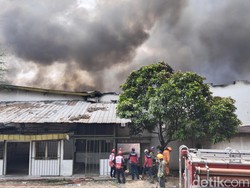 Si Jago Merah Melahap Gudang Pabrik di Cipadung Bandung!