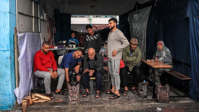 Israel berdalih utara Gaza adalah zona perang yang berbahaya sehingga warga dilarang kembali ke rumahnya di wilayah tersebut.