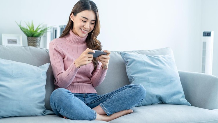 Ilustrasi wanita main handphone