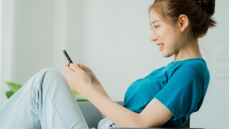 Ilustrasi wanita main handphone Ilustrasi wanita main handphone