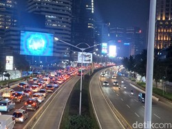 Jalan Sudirman Arah Senayan Macet Parah Jelang Konser Coldplay di GBK