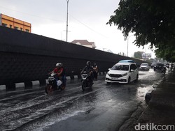 Jalan Urip Sumoharjo Makassar Tergenang Saat Diguyur Hujan Deras