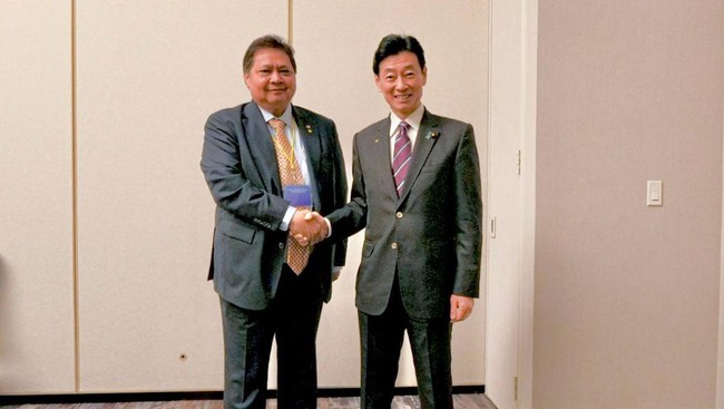 Airlangga Hartarto melakukan pembahasan peluang kerja sama percepatan transisi energi dengan Menteri Ekonomi Perdagangan & Industri Jepang Nishimura Yasutoshi.