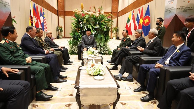 Menteri Pertahanan Prabowo Subianto otomatis menerima tongkat estafet Keketuaan dan memimpin pertemuan The 17th ASEAN Defence Ministers' Meeting (ADMM) 2023.