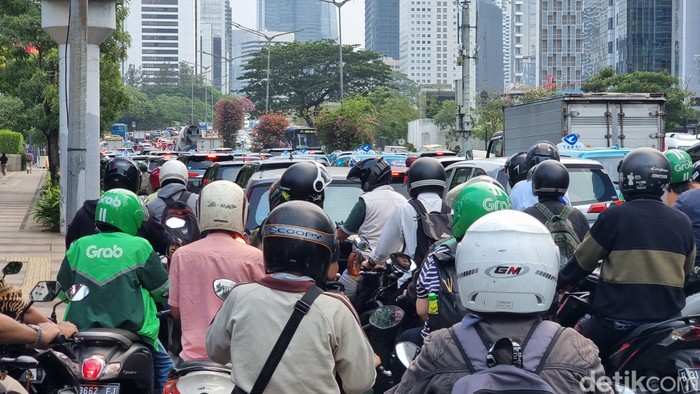 Lalu lintas (lalin) dari Bundaran Hotel Indonesia (HI) menuju Stadion Gelora Bung Karno (GBK) macet parah sore ini menjelang konser Coldplay. (dok detikcom) Lalu lintas (lalin) dari Bundaran Hotel Indonesia (HI) menuju Stadion Gelora Bung Karno (GBK) macet parah sore ini menjelang konser Coldplay. (dok detikcom)