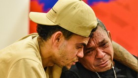 Luis Diaz Bertemu Ayah, Penuh Pelukan dan Tangisan